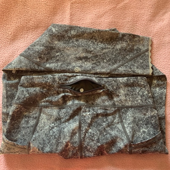 Lululemon leggings. size 6 - Picture 3 of 5